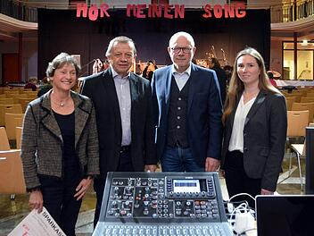 Das Jack-Seinberger-Gymnasium hat ein neues digitales Tonmischpult im Wert von 4800 Euro gespendet bekommen. Auf unserem Foto (von links) Dr. Gudrun Heil-Franke und Hans Georg Keßler als Vertreter der beiden Spender, der Stiftung des JSG und des Vereins "Freunde des Gymnasiums", sowie Schulleiter Frank Kubitza und Musikpädagoggin Elke Jörg. Peter Rauch