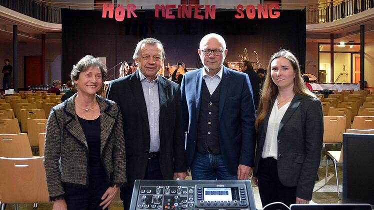 Das Jack-Seinberger-Gymnasium hat ein neues digitales Tonmischpult im Wert von 4800 Euro gespendet bekommen. Auf unserem Foto (von links) Dr. Gudrun Heil-Franke und Hans Georg Keßler als Vertreter der beiden Spender, der Stiftung des JSG und des Vereins "Freunde des Gymnasiums", sowie Schulleiter Frank Kubitza und Musikpädagoggin Elke Jörg. Peter Rauch