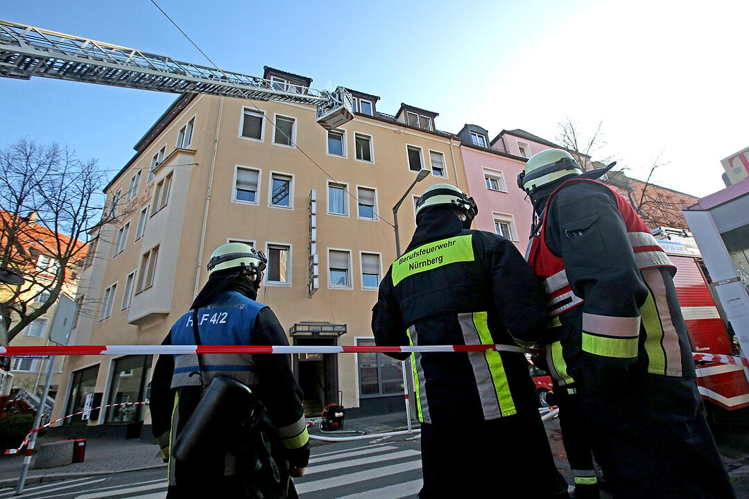 Wohnungsbrand in Nürnberg: Feuerwehr rettet Bewohner mit Drehleiter
