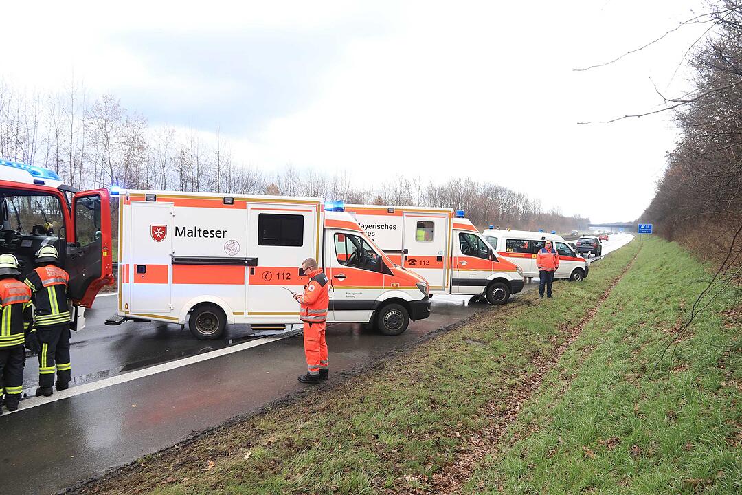 Buttenheim: Ehepaar überschlägt sich auf A73 bei nasser Fahrbahn