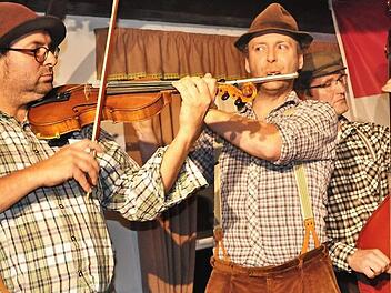 Da sind die Künstler am Werke: Flo, Kornel und Thomas mit Violine, Querflöte und Kontrabass. Fotos: Simon Albrecht