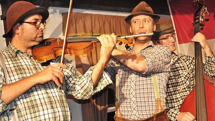 Da sind die Künstler am Werke: Flo, Kornel und Thomas mit Violine, Querflöte und Kontrabass. Fotos: Simon Albrecht