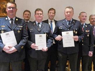 Die für 40 Jahre Dienst Geehrten: von links Kommandant Michael Henkel, KBI Wolfgang Wunner, Adjutant Markus Friedel, Rudolf Pfeufer, Landrat Hermann Ulm, Roland Stein, KBR Oliver Flake, Bürgermeister Gerhard Amon und Kreisbrandmeister Michael Wölker Foto: Heidi Amon