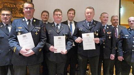 Die für 40 Jahre Dienst Geehrten: von links Kommandant Michael Henkel, KBI Wolfgang Wunner, Adjutant Markus Friedel, Rudolf Pfeufer, Landrat Hermann Ulm, Roland Stein, KBR Oliver Flake, Bürgermeister Gerhard Amon und Kreisbrandmeister Michael Wölker Foto: Heidi Amon