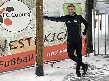 Tim Niechziol aus Marktzeuln ist der neue Leiter des Nachwuchsleistungszentrums Coburg. Derzeit steht er vor verschlossenen Toren, aber der 32-Jährige ist zuversichtlich, bald wieder seine jungen Kicker empfangen zu dürfen. Foto: Christoph Böger