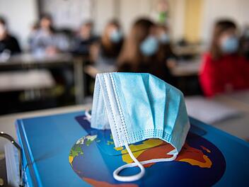 Masken- und Testpflicht gilt ab Montag an den bayerischen Schulen. Foto: Symbolbild: Matthias Balk/dpa