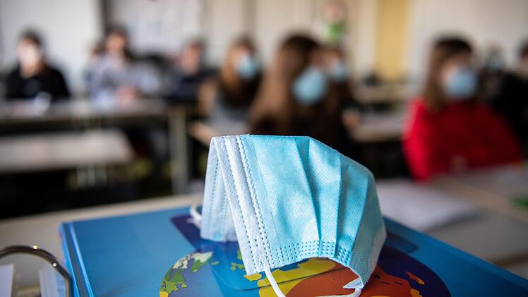 Masken- und Testpflicht gilt ab Montag an den bayerischen Schulen. Foto: Symbolbild: Matthias Balk/dpa