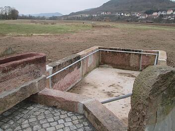 Das neue Wassertretbecken nahe Trimberg ist fertiggestellt. Dank ehrenamtlicher Helfer, Sponsoren und staatlicher Förderung bleiben die Ausgaben für den Markt überschaubar.