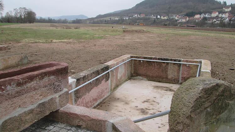 Das neue Wassertretbecken nahe Trimberg ist fertiggestellt. Dank ehrenamtlicher Helfer, Sponsoren und staatlicher Förderung bleiben die Ausgaben für den Markt überschaubar.