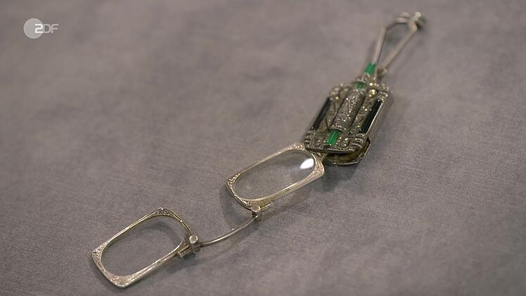 Eine kunstvolle "Lorgnette" mit Aventurin, Onyx und 935er Silber datierte Heide Rezepa-Zabel auf 1910 bis 1915 und sch&auml;tzte sie auf 150 bis 200 Euro - statt der gew&uuml;nschten 100 Euro.