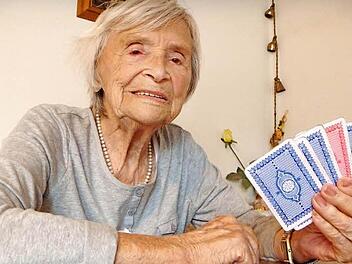 Lina Ilse Vogel, genannt "Biene" feiert heute ihren 100. Geburtstag. Die Thurnauerin spielt für ihr Leben gerne Räuberrommé. Foto: Katharina Müller-Sanke