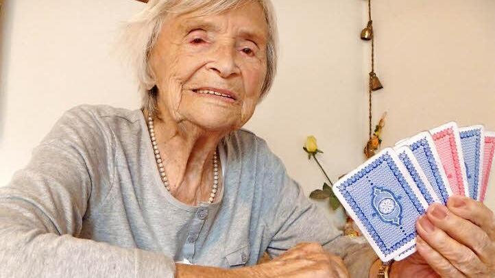 Lina Ilse Vogel, genannt "Biene" feiert heute ihren 100. Geburtstag. Die Thurnauerin spielt für ihr Leben gerne Räuberrommé. Foto: Katharina Müller-Sanke