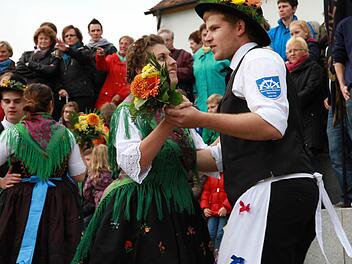 Nina Damm und Tobias Renker haben das Eierringtanzen in Hausen gewonnen. Fotos: Erlwein