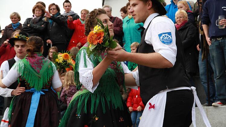 Nina Damm und Tobias Renker haben das Eierringtanzen in Hausen gewonnen. Fotos: Erlwein