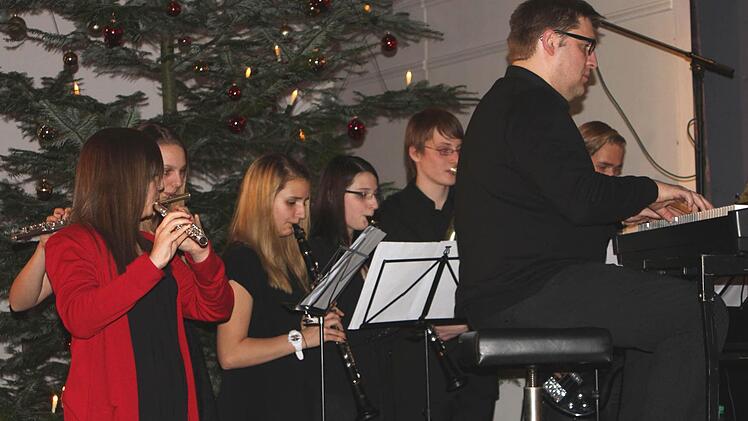 Für den guten Ton und die musikalische Begeleitung sorgte auch eine kleine Band des Vereins mit Dirigent Andreas Brunner am Klavier.