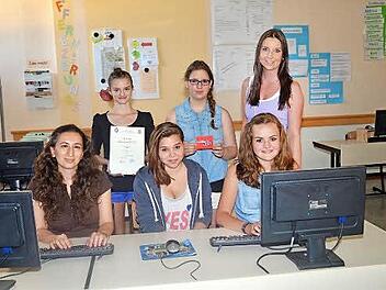 Ein Teil der erfolgreichen Schnellschreiber der Mittelschule Pressig. Vorne sitzend (von links) Nargiz Ismaylova, Angelina Häppt, Luisa Müller, stehend von links Antonia Pfadenhauer, Laura Meusel und Klassenlehrerin Alexandra Toll  Foto: Karl-Heinz Hofmann