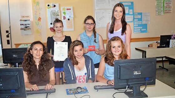 Ein Teil der erfolgreichen Schnellschreiber der Mittelschule Pressig. Vorne sitzend (von links) Nargiz Ismaylova, Angelina Häppt, Luisa Müller, stehend von links Antonia Pfadenhauer, Laura Meusel und Klassenlehrerin Alexandra Toll  Foto: Karl-Heinz Hofmann