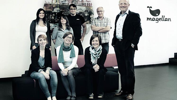 Verlagsleiter Rebscher (rechts) mit (stehend von links) Bettina Lauterbach, Kristine Benthaus, Christian Keller, Alois Englert und (vorne von links) Katharina Nüßlein, Nina Strugholz und Marion Perko. Foto: Magellan