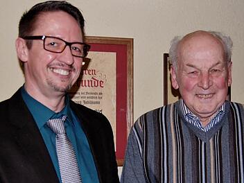 Vorsitzender Mario Samko gratuliert Adolf Mahlmeister (rechts) zur 65-jährigen Vereinsmitgliedschaft. Er war damals Gründungsmitglied des TSV Bad Bocklet gewesen. Fotos: Sigismund v. Dobschütz
