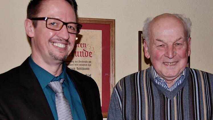 Vorsitzender Mario Samko gratuliert Adolf Mahlmeister (rechts) zur 65-jährigen Vereinsmitgliedschaft. Er war damals Gründungsmitglied des TSV Bad Bocklet gewesen. Fotos: Sigismund v. Dobschütz
