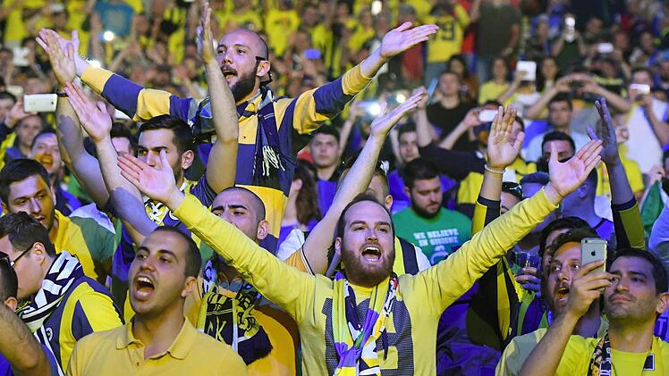 Am Ende jubelten die Fenerbahce Fans über den Finaleinzug. Foto: dpa