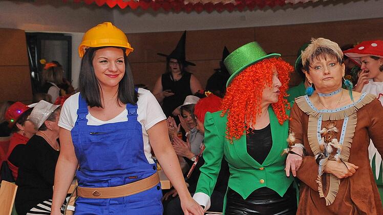 Beim Weiberfasching in Kleinsendelbach ging es z&uuml;nftig zu.