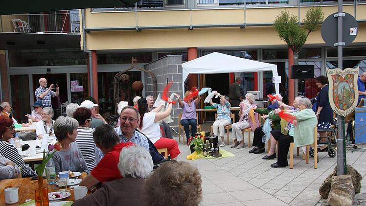 Einige Heimbewohnerinnen und Betreuerinnen führten am Frühlingsfest  drei Sitztänze auf. Matthias Nöth