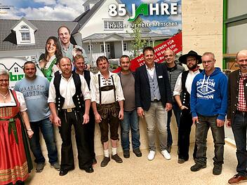 85 Jahre Albert Haus: Bei dieser Gelegenheit ehrte die Geschäftsführung zahlreiche Mitarbeiter, von links Hilda Albert (Geschäftsführung), Frank Albert (Zimmerer über 15 Jahre), Daniel Keßler (Zimmerer 20 Jahre), Claus Wehner (Zimmerer über zehn Jahre), Franz Albert (Zimmerervorarbeiter über 20 Jahre), Markus Albert (Zimmererpolier über 30 Jahre), Jürgen Metz (Konstrukteur über zehn Jahre), Andreas Hornung (Bauschreiner über zehn Jahre), Markus Kress (Zimmerer 15 Jahre), Frank Burger (Spengle...