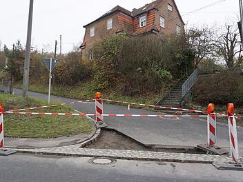 Die Einmündung aus dem Söllerweg in die Talstraße in Schmalwasser wird derzeit für die Autofahrer entschärft.  Foto: Marion Eckert