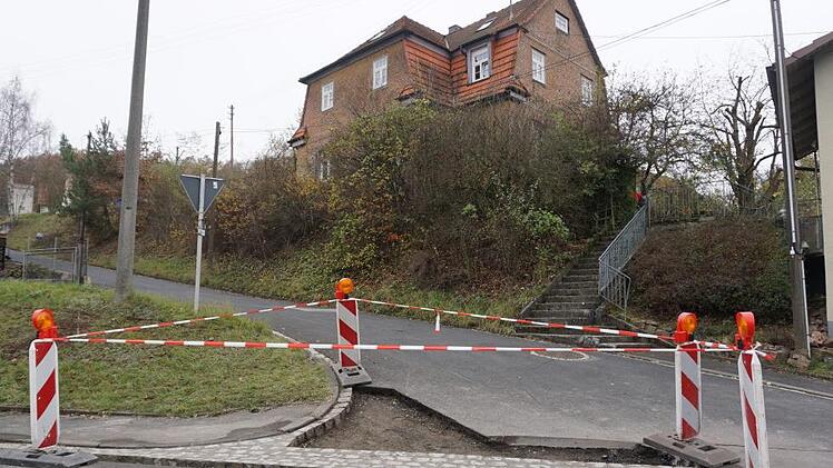 Die Einmündung aus dem Söllerweg in die Talstraße in Schmalwasser wird derzeit für die Autofahrer entschärft.  Foto: Marion Eckert