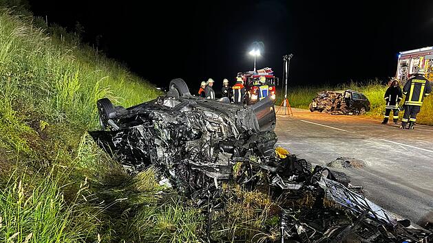 Autofahrer ger&auml;t in den Gegenverkehr: Zwei Tote nach heftigem Frontalzusammensto&szlig; im Landkreis Ansbach