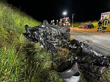 Autofahrer ger&auml;t in den Gegenverkehr: Zwei Tote nach heftigem Frontalzusammensto&szlig; im Landkreis Ansbach