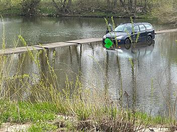 Lichtenfels: "Ungewöhnlicher Einsatz" für Feuerwehr - Auto bleibt bei Flucht vor Polizei im Main stecken
