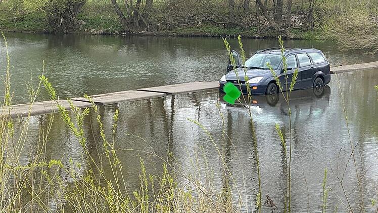 Lichtenfels: "Ungewöhnlicher Einsatz" für Feuerwehr - Auto bleibt bei Flucht vor Polizei im Main stecken