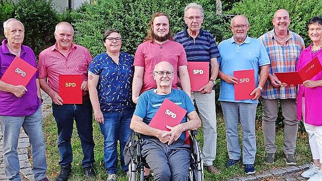 Langj&auml;hrige und verdiente Mitglieder ehrte die SPD Ludwigschorgast. Unser Bild zeigt (stehend, von links) Manfred Strobel (40 Jahre), Josef Wagner (50), die Vorsitzenden Silke Schramm und Simon Roth, Oswald Ott (50), Harald Trahorsch (40), Klaus P...