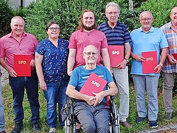 Langj&auml;hrige und verdiente Mitglieder ehrte die SPD Ludwigschorgast. Unser Bild zeigt (stehend, von links) Manfred Strobel (40 Jahre), Josef Wagner (50), die Vorsitzenden Silke Schramm und Simon Roth, Oswald Ott (50), Harald Trahorsch (40), Klaus P...