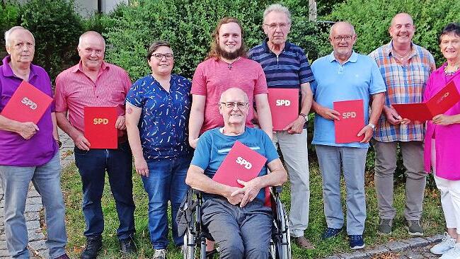 Langj&auml;hrige und verdiente Mitglieder ehrte die SPD Ludwigschorgast. Unser Bild zeigt (stehend, von links) Manfred Strobel (40 Jahre), Josef Wagner (50), die Vorsitzenden Silke Schramm und Simon Roth, Oswald Ott (50), Harald Trahorsch (40), Klaus P...