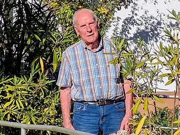 Walter Hein (90) liebt seinen Garten und die K&uuml;belpflanzen vor dem HausSigismund von Dobsch&uuml;tz