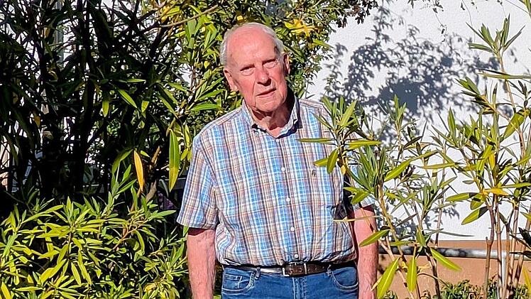 Walter Hein (90) liebt seinen Garten und die K&uuml;belpflanzen vor dem HausSigismund von Dobsch&uuml;tz