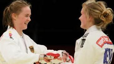 Carina Neupert (links) mit Charlotte Beyer beim Finale der Combat Games.