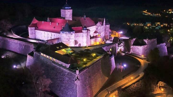 37 Strahler mit je 100 Watt werfen ein zauberhaftes Licht auf die Festung Rosenberg. Foto: Stadt Kronach