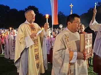 Bruder Paulus Terwitte und Diakon Kim Sell folgen in der Lichterprozession der Madonna.  Fotos: Marion Eckert