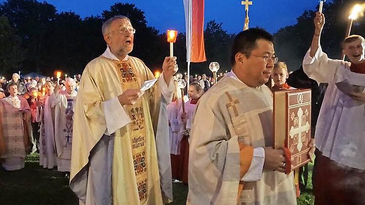 Bruder Paulus Terwitte und Diakon Kim Sell folgen in der Lichterprozession der Madonna.  Fotos: Marion Eckert