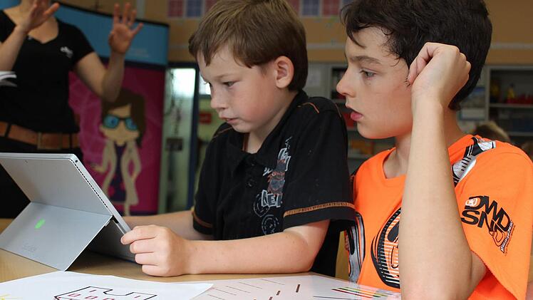 Lukas Burger und Raphael Ixmaier (rechts) haben den Dreh raus. In kurzer Zeit sind auf ihrem Bildschirm die Umrisse eines Hauses zu erkennen. Foto: Lisa Kieslinger