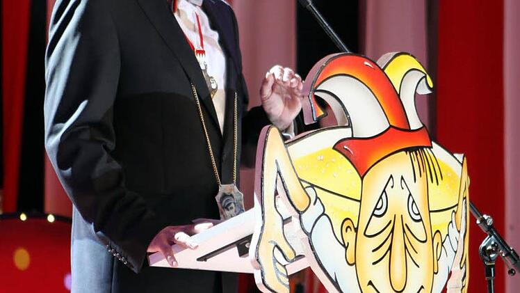 Ehrenpräsident Robert Porzelt hat nichts verlernt: Kurzfristig sprang er für die erkrankte Dana Hecker-Kirchbach als Kanzlerin ein. Foto: Michael Wunder