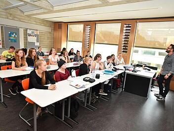 Geschichtsunterricht in einem der neuen Klassenzimmer: Studienrat Sebastian Deusel unterrichtet Mädchen der Oberstufe  Fotos: Ronald Rinklef