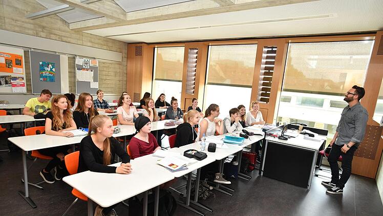 Geschichtsunterricht in einem der neuen Klassenzimmer: Studienrat Sebastian Deusel unterrichtet Mädchen der Oberstufe  Fotos: Ronald Rinklef
