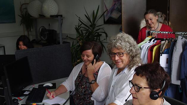 Bei Datex Perfekt haben sich die Hoffnungen auf die weitere   Standortwiederer&ouml;ffnung erf&uuml;llt.  Im Bild Firmenchef Helmut Schiffner und Mitarbeiter.Marco Mei&szlig;ner