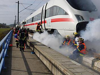 Eng, gefährlich und abgelegen: Wenn auf der ICE-Strecke mal ein Unglück passiert, stehen die Einsatzkräfte vor kaum zu bewältigenden Herausforderungen. Das hat nicht nur die Großübung im vergangenen  Herbst über dem Froschgrundsee (Bild), sondern  auch eine Projektarbeit von drei Studierenden an der  Hochschule für angewandte Wissenschaften in München gezeigt.Berthold Köhler