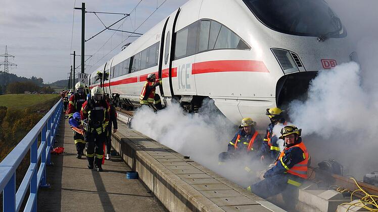 Eng, gefährlich und abgelegen: Wenn auf der ICE-Strecke mal ein Unglück passiert, stehen die Einsatzkräfte vor kaum zu bewältigenden Herausforderungen. Das hat nicht nur die Großübung im vergangenen  Herbst über dem Froschgrundsee (Bild), sondern  auch eine Projektarbeit von drei Studierenden an der  Hochschule für angewandte Wissenschaften in München gezeigt.Berthold Köhler